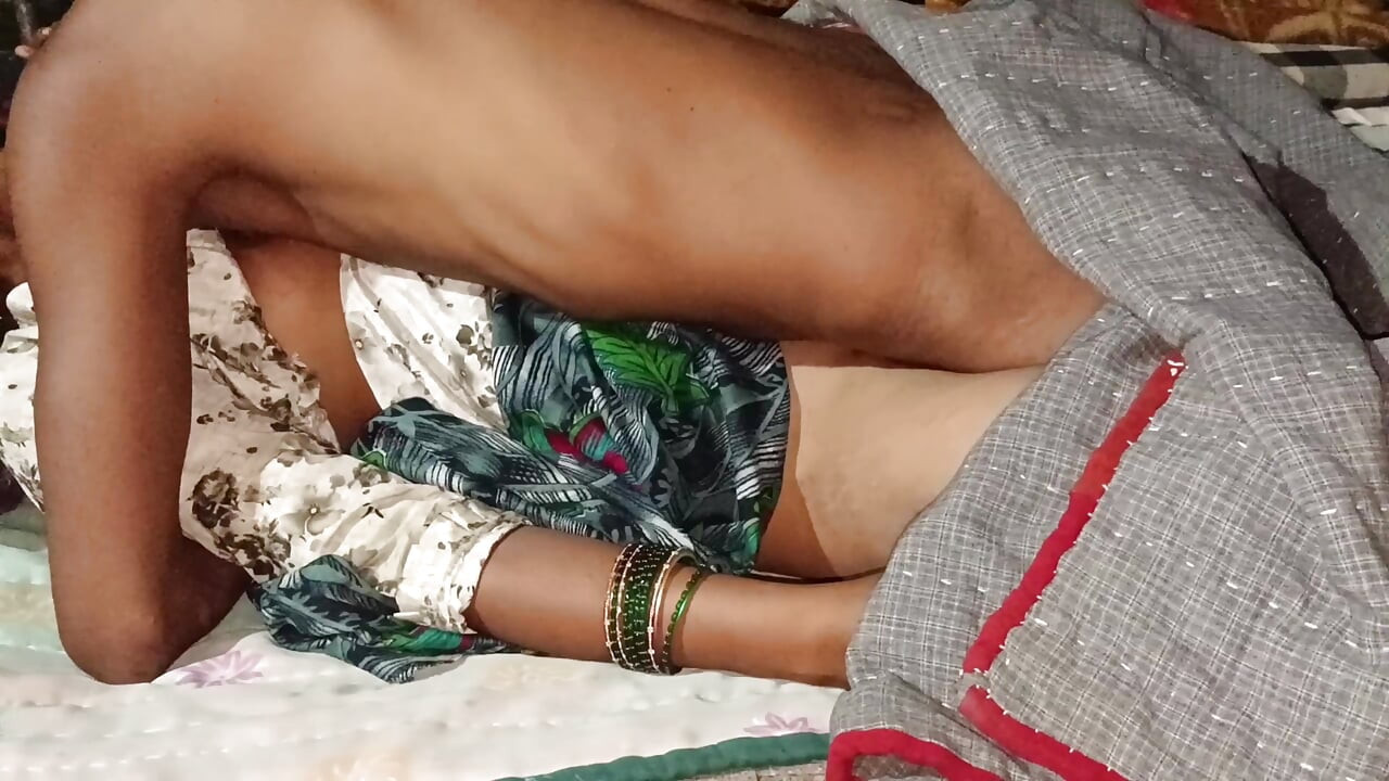 美丽性感Bhabhi在村里被Devar用印度风情猛干 Desi风格的Bhabhi村里性爱 Devar Bhabhi