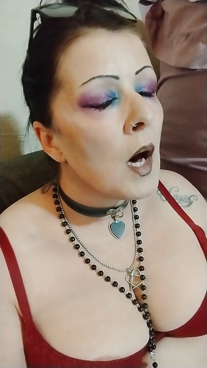MAMĂ SEXY FUMÂND ÎN SUTIEN