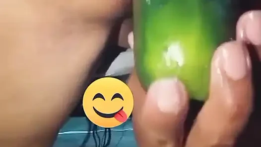 Ibu tiri dengan pantat bahenol ini ngentot pantat bahenolnya pakai timun ukuran raksasa!