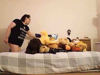 Geile fette Enby spielt mit Titten und Muschi, während sie Bett macht