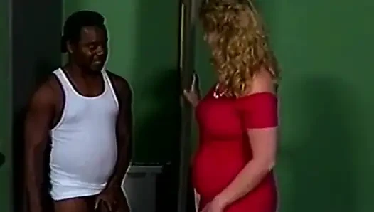 İri göğüslü Fransız orta yaşlı seksi kadın ir büyük zenci yarağı sevgilisi tarafından sikiliyor