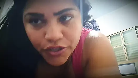 Kocamın üvey anneme karşı bir şeyi var ve onu düşünerek götümü sikiyor