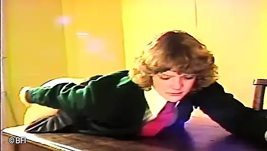 Zavallı genç ateşli kız sınıfta götüne şaplak atıyor