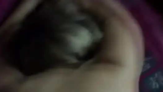 Cewek semok rambut pirang ini pagi-pagi