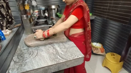 Bhabhi kichan men apni choot ki khujli ke lie davaee bana rahi thi, tabhi devar ne uske lnd se khujli ko sukhaya.