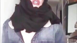 Araba che indossa la burqa e si inginocchia per il suo padrone