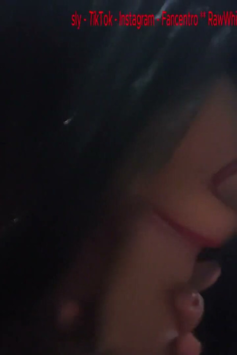 黑发女郎在她的喉咙深处引导你