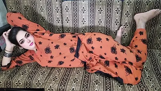 Возбужденной девушке дези с большими сочными сиськами жестко трахают ее тугую киску - секс в домашнем видео