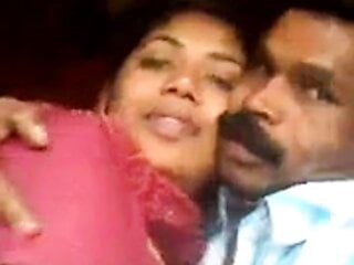 Kerala se casó con las tetas de una mujer chupada por un vecino