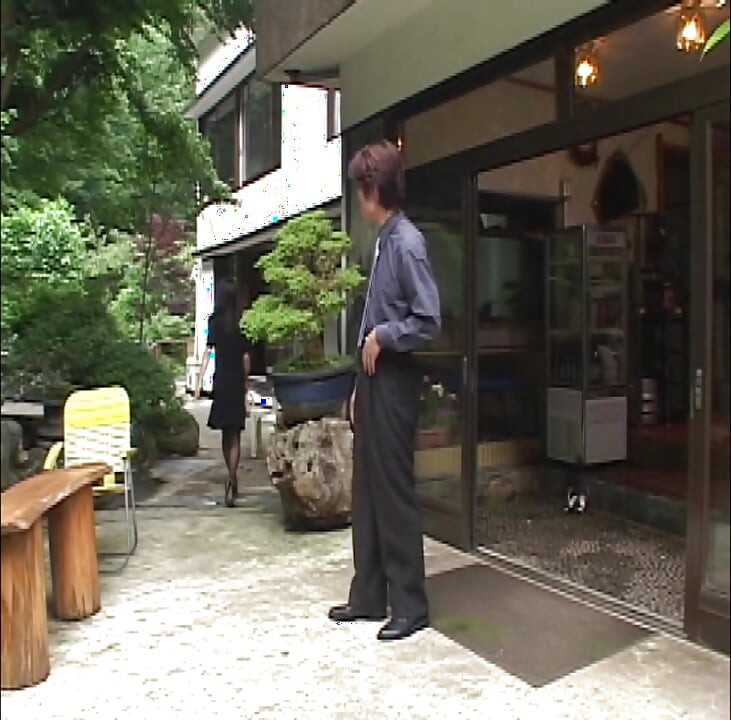 P128G08 夫の借金の為、家を失い友達の温泉旅館で働く事になった好きモノ奥さん！ハメたいドスケベな下半身！