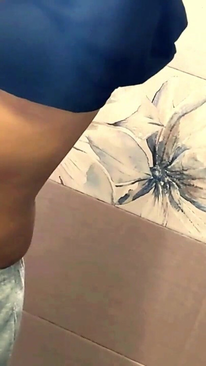 Chica curvilínea muestra su cuerpo antes de la ducha parte uno | Clip 1