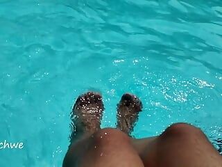Picioare în piscină cu multă apă