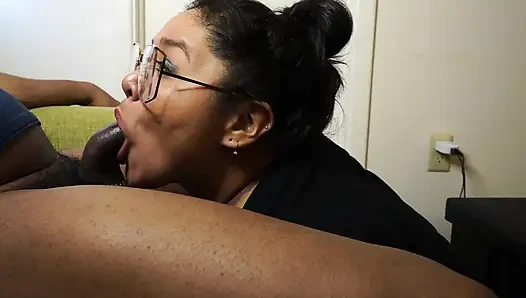 Menarik kontol itu dengan tenggorokannya