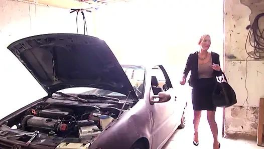 Блондинка силиконовая милфа сосет два толстых члена и уничтожается в двойном проникновении!