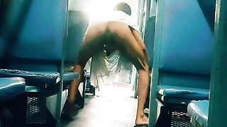 Caminando desnudo en el tren papá quiere sexo en público