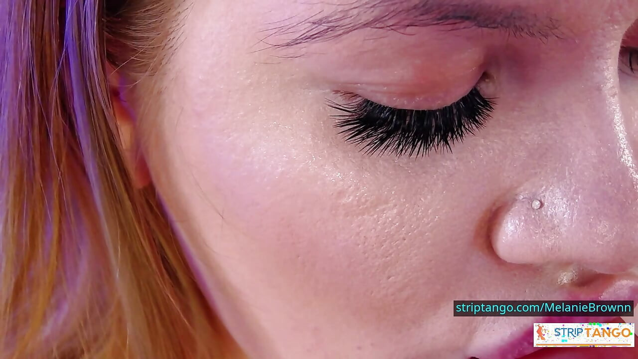 Le dirty talk ludique commence ici. Une fille sexy joue avec sa chatte, ses pieds et ses jambes gracieuses !