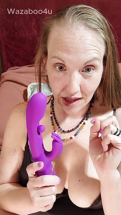 Test Von Zwei Spielzeugen, Dem Vibrierenden Stoßenden Dildo Und Dem G-punkt-vibrator-dildo Mit 360 Rotierenden Eiern