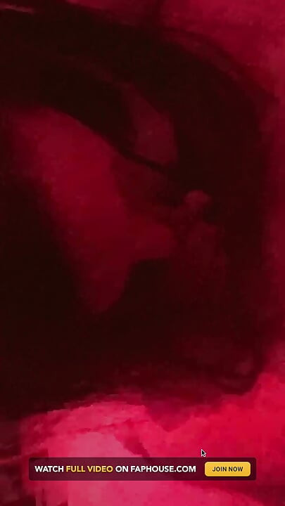 Jag suger min väns mans hela kuk medan hon och hennes man tittar på oss och har kul