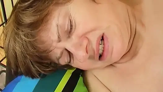 Geile reife brünette gefingert und hart auf der couch gefickt
