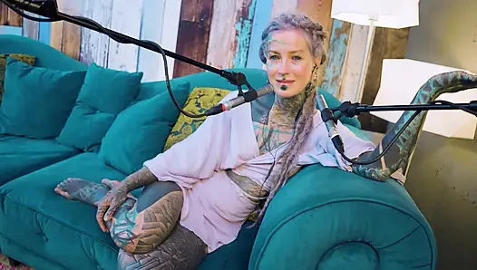 B hakkında konuşuyorum - bordem - asmr podcast sfw konuşuyor gotik sıska kız dreadlocks dövmeli model dövmeli kız