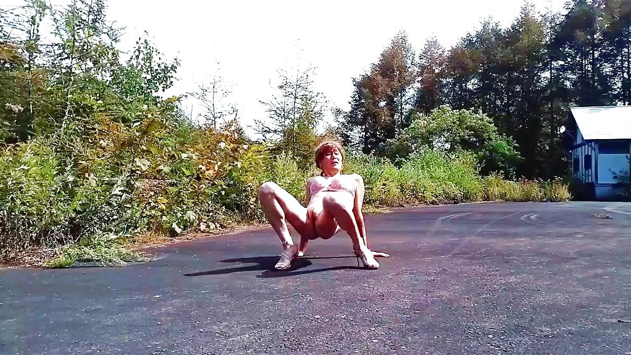 Naked Pai-chan in Spring Park