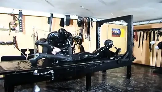 БДСМ с девушкой в маске в латексе