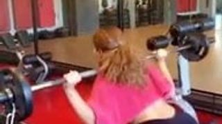 Chica israelí con enorme culo en el gimnasio