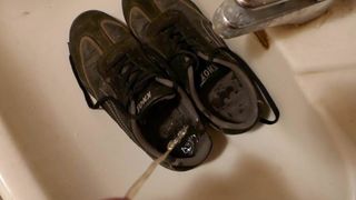 Eşinin spor ayakkabılarına işemek