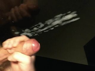 Zakar besar - pancutan mani besar (di permukaan cermin)