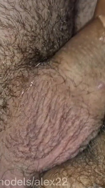 来自“两个大鸡巴从橡胶洞喷出热精，坚硬大黄蜂的热辣激情”的标志性时刻