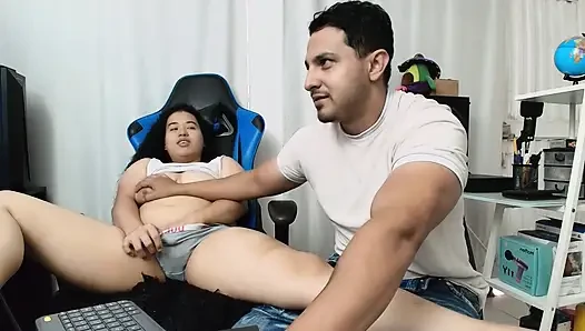 Aku suka temanku dari kantor