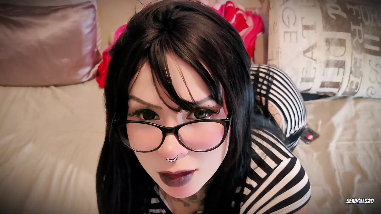 Extra malá gotická kundička tvrdě šukána a plná semene