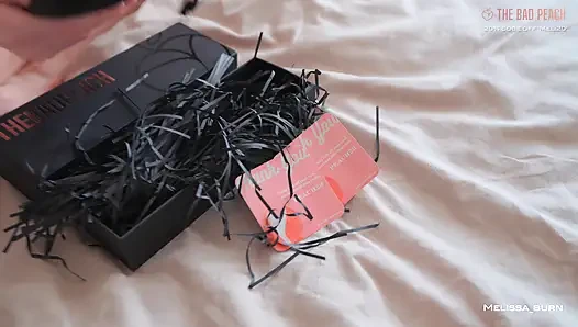 Stiefbrust gab stiefschwester dem bösen pfirsich einen vibrator und wurde mit einer aufgeregten feuchte muschi belohnt