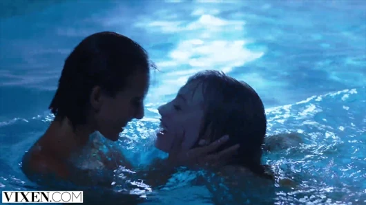 VIXEN - Janice Griffith und ivy wolfe schleichen sich für nächtlichen pool-spaß in den garten