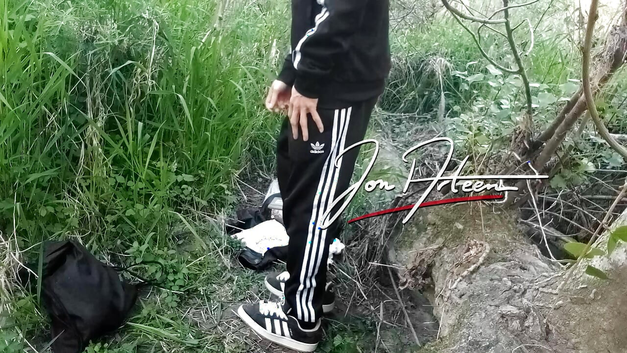 Watch Jon Arteen's ass in the behind-the-scenes replay as the twink cleans up the cum after he ejaculated outdoors