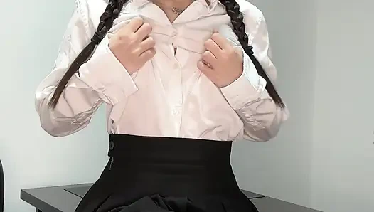 Ofis etekli ve gömlekli seksi sekreter masada seni baştan çıkarıyor