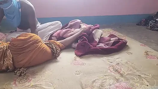 Bangladeşli bir adamın kadınıyla boş bir evde viral videosu.