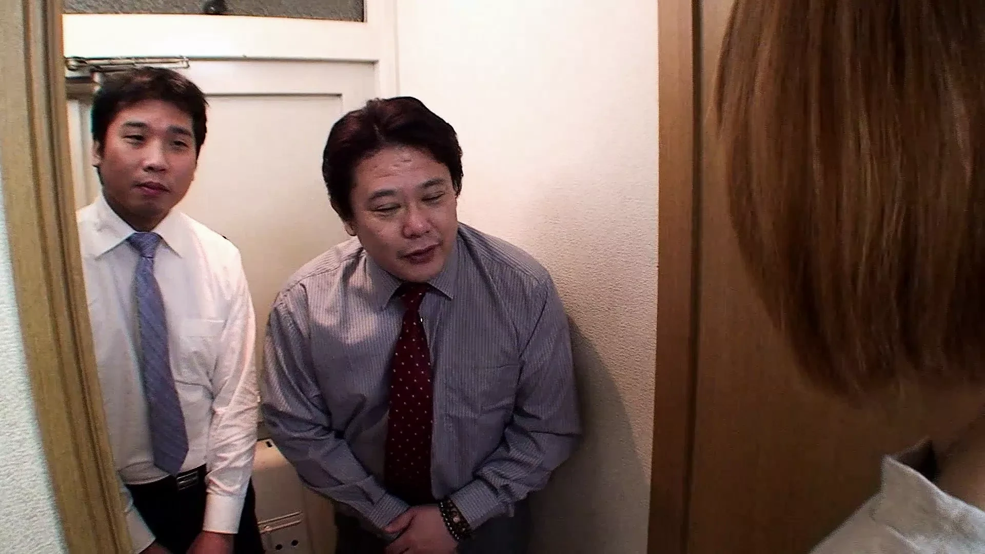 日本熟女给性用品商店的老板打电话，向她展示他出售的假阳具，最后用他做实验