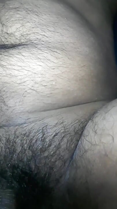 Después de follar a mi cuñada, saté mi semen con la mano.