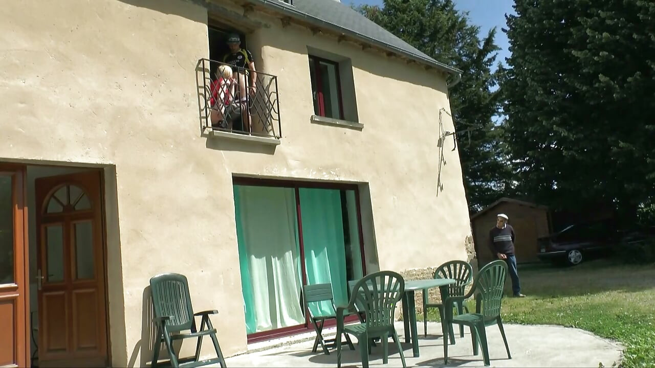 Napalona blond dziwka przyjmuje dwa kutasy