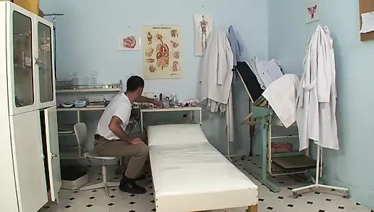 Горячая крошка получает жесткий трах после траха пальца в больнице