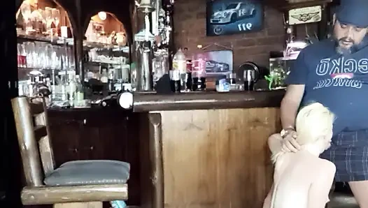 Meine freundin lutscht mich und der schwanz meines freundes kommt in den hals und auf titten