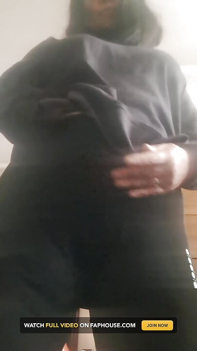 Memek berbulu tante seksi ini dientot habis-habisan