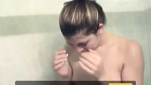 Esmer kadın duş alıyor ve seksi meme uçlarını ve amcığını ovuyor