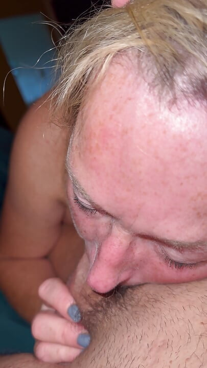 オーラル熟女ブロンド、そばかす、緑の目がパパを吸う