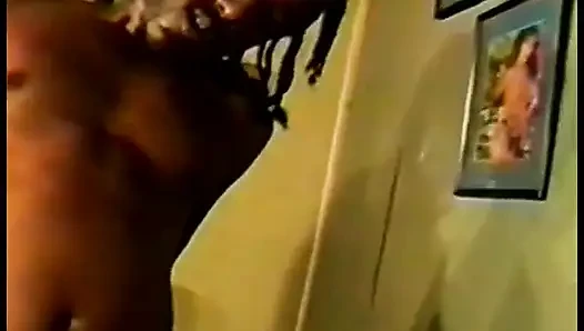 Gadis pintar membaca ketika seorang pria kulit hitam tiba-tiba menyetubuhi pantatnya yang montok dari belakang