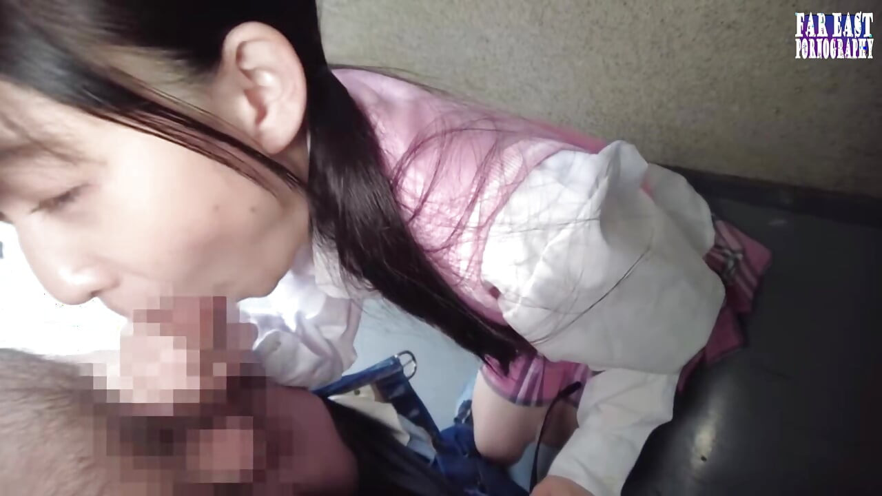 Delicate Gulp Bliss com uma pequena curva de cabelos escuros provocando em um doce encontro oral parte 2