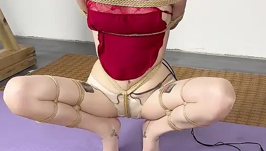 Tante seksi lagi jongkok sambil jongkok mat + cincin panjat