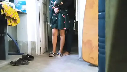 Köylü kız amcık deliğini eğitim eğitimiyle genişletiyor