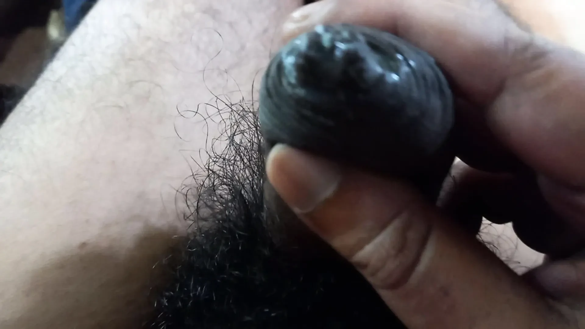 Sıkı sünnet derisi phimosis yarak yakın çekim boşalana kadar döl damlatıyor